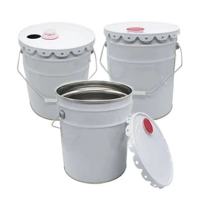 5 galonu balts metāla krāsas spainis ar sarkaniem plastmasas snīpju vākiem